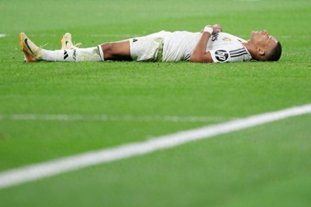 C罗打趣：詹姆斯是个好人，但我头发比他多！