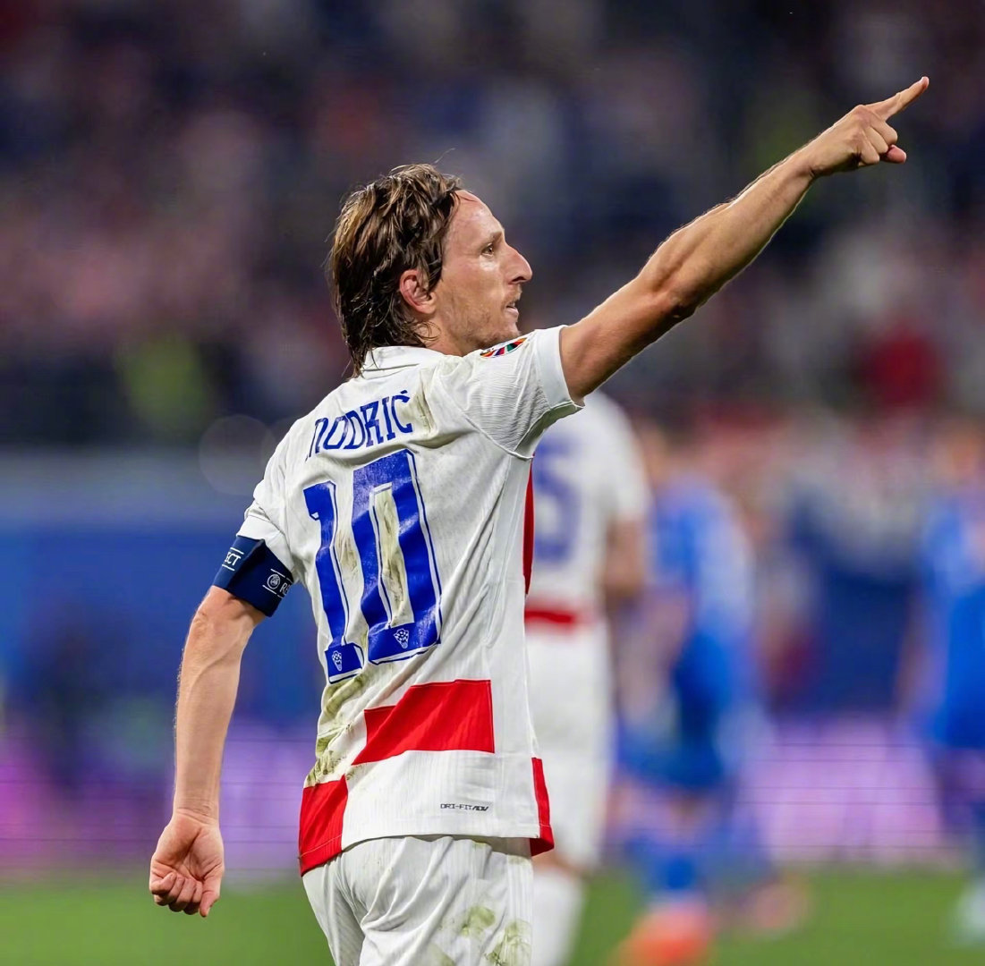 凯尔特人本赛季对50%胜率球队拿到7胜，全联盟仅次于活塞