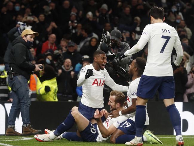 被球迷询问是否会考虑加盟阿森纳，库尼亚大笑回应